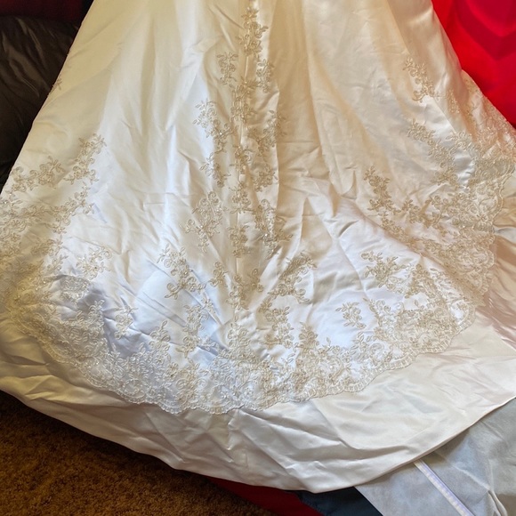 Alfred Angelo Wedding Gown - Picture 7 of 12